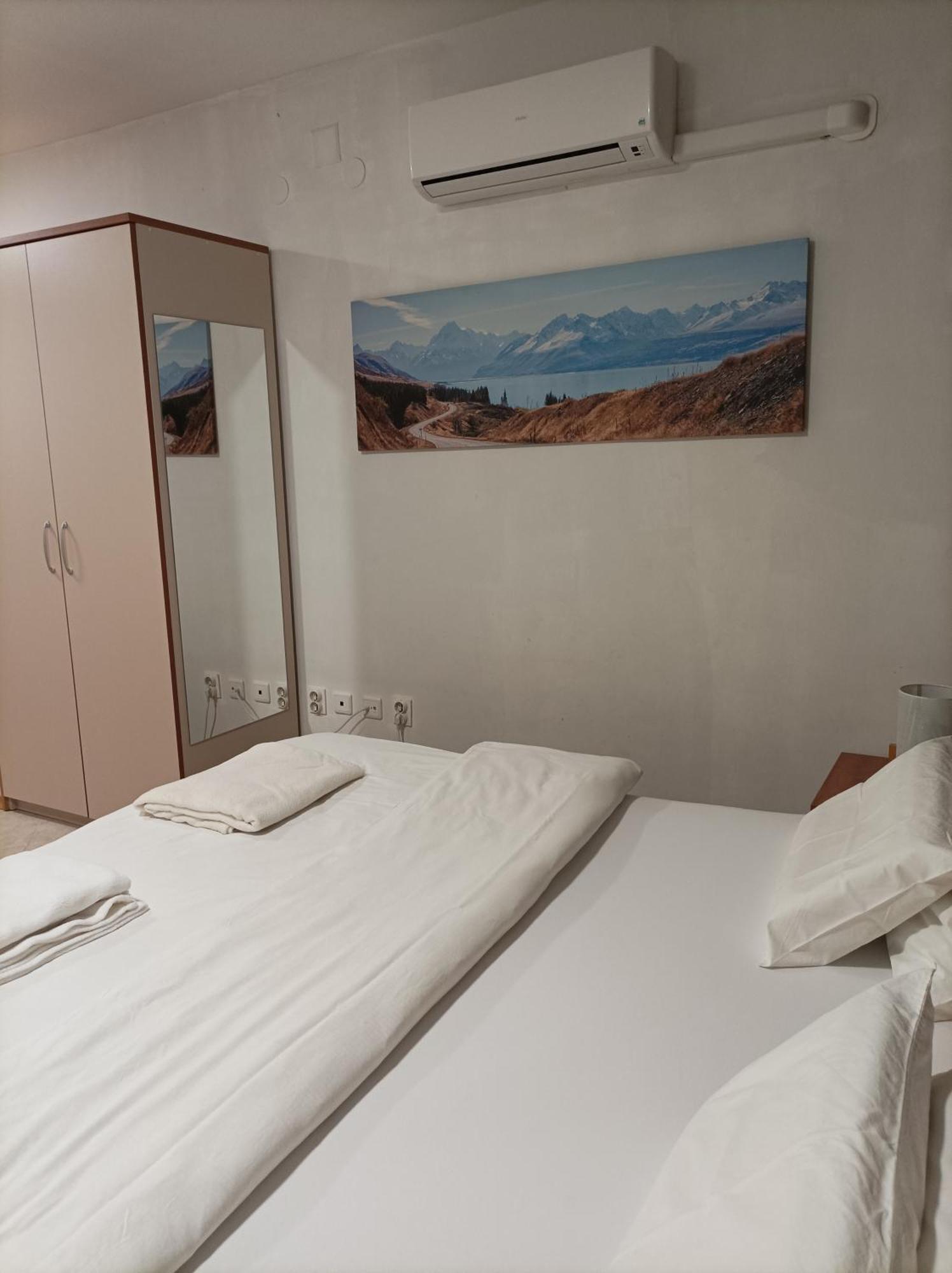 Rooms & Apartment Hegic Zara Esterno foto