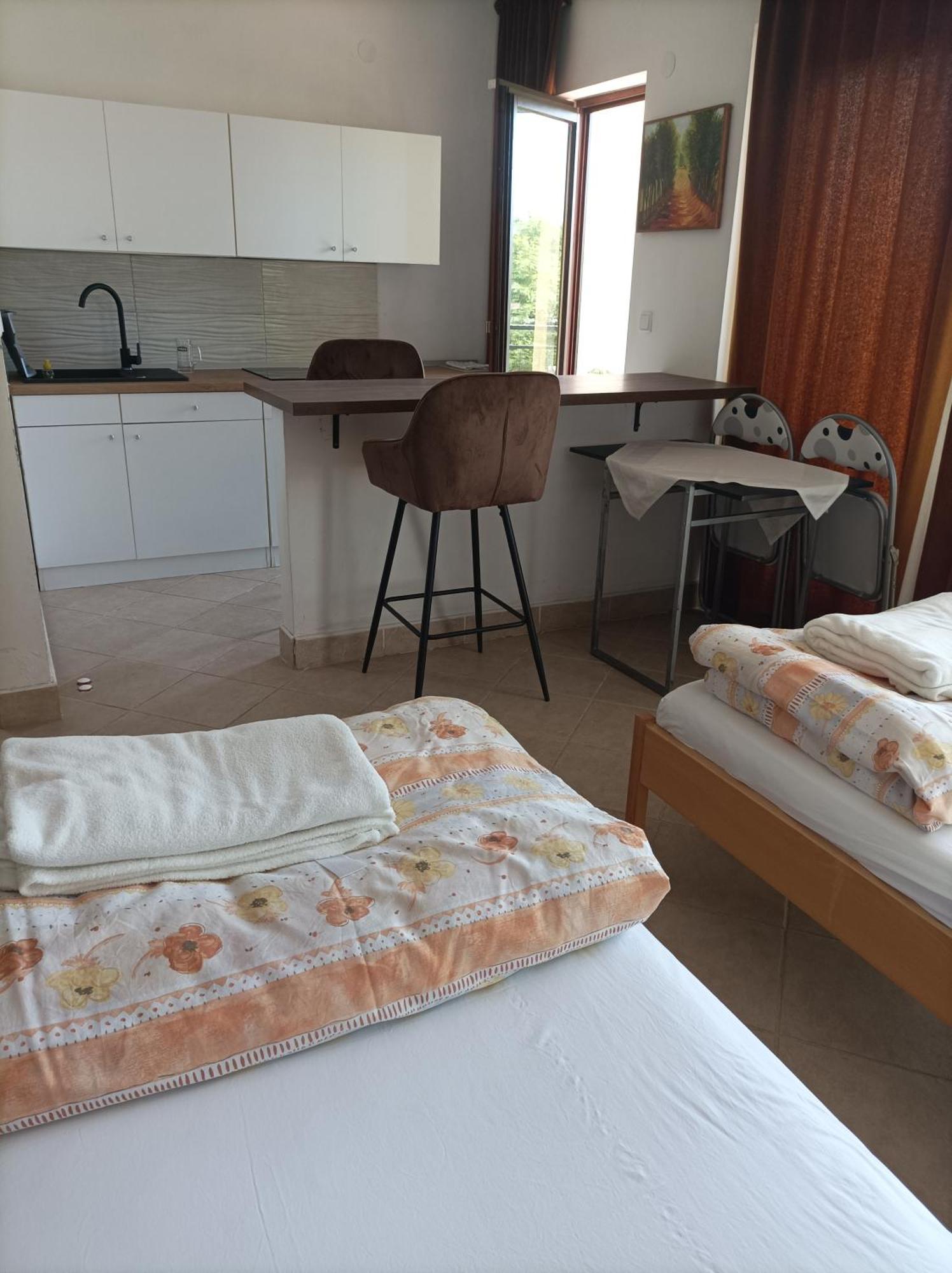 Rooms & Apartment Hegic Zara Esterno foto